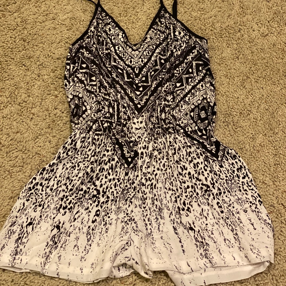 Black and off white Romper! Adjustable straps and cute cut for a fun day!